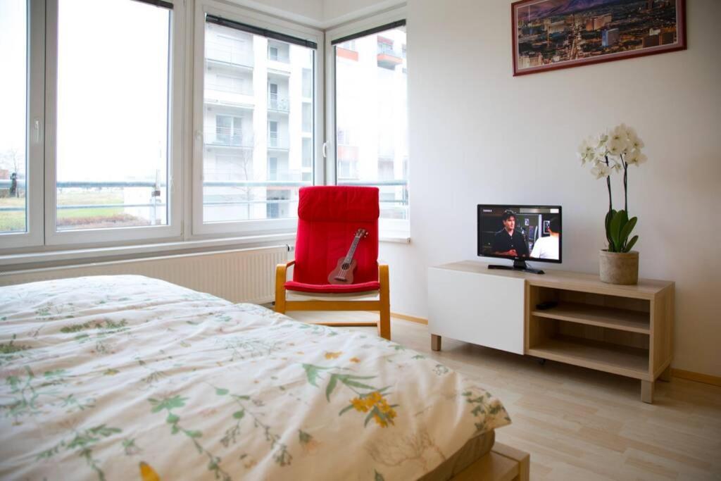 Modern - Airport 8mins Apartment