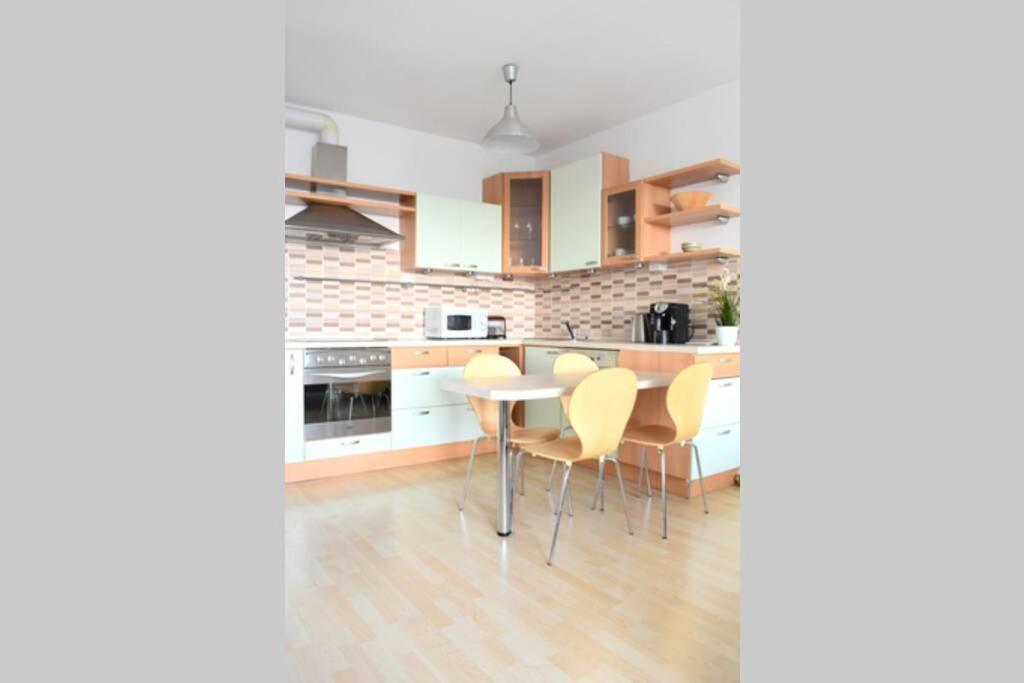 Apartment Modern - Airport 8mins Prague